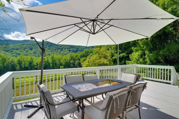 Candler Cabin w / Deck & Mount Pisgah Views!