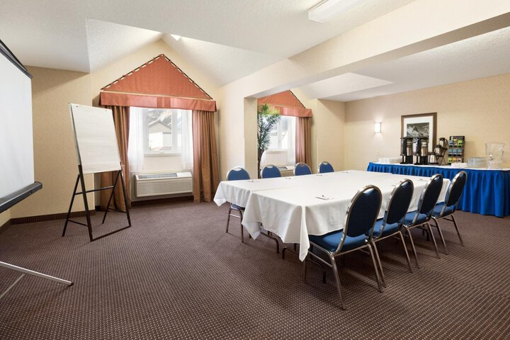 Canmore Inn & Suites