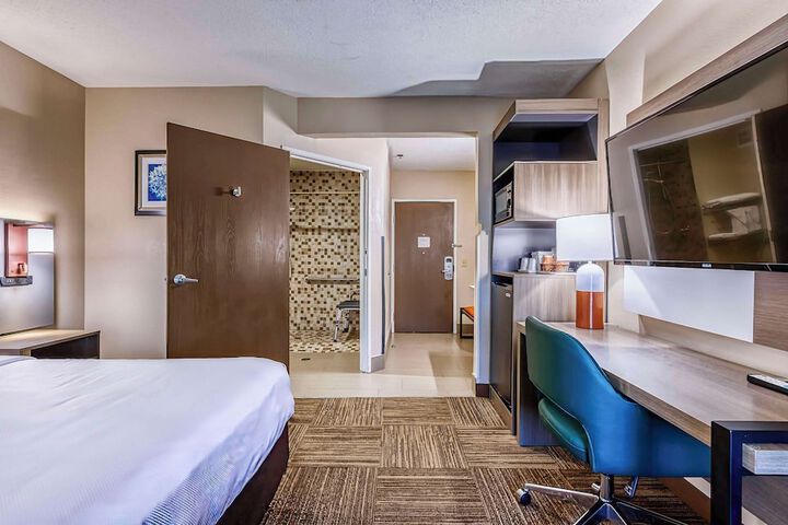 Room 28 of 68