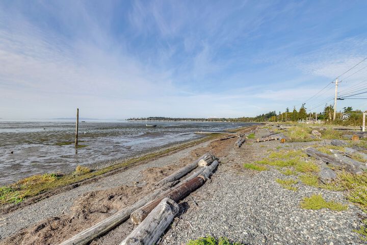 Bayfront Retreat w / Private Beach in Birch Bay