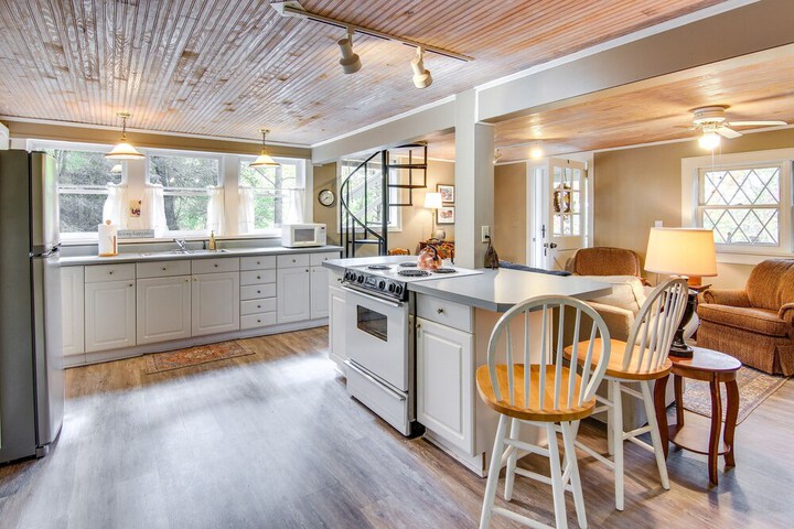 Black Mountain Cabin Apartment 2 Mi to Downtown!