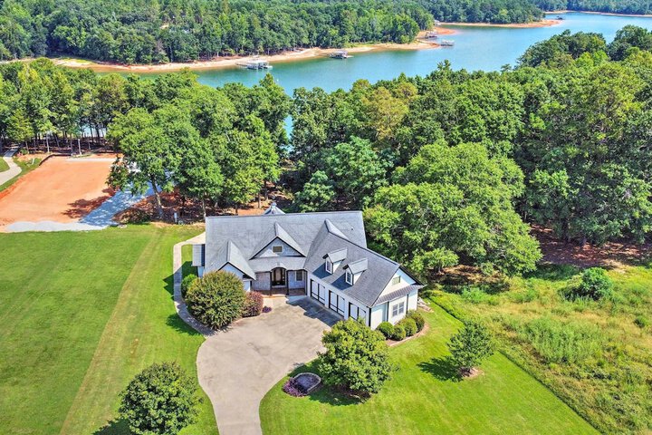 Upscale Family Home w / Dock on Lake Hartwell!