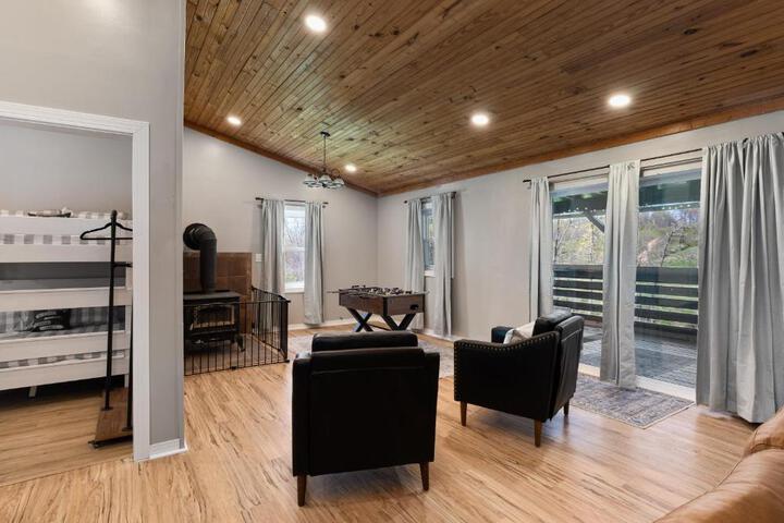 Spacious Cabin Near Hocking Hills and Caves with Hot Tub and Firepit
