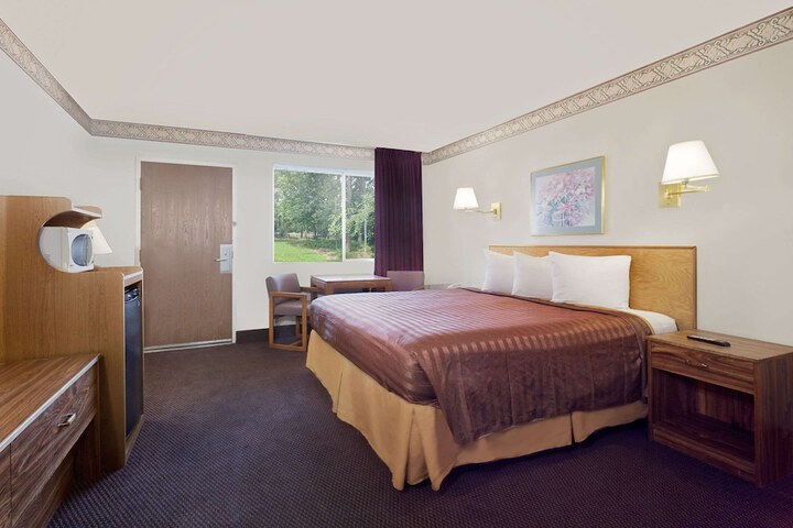 Room 6 of 18