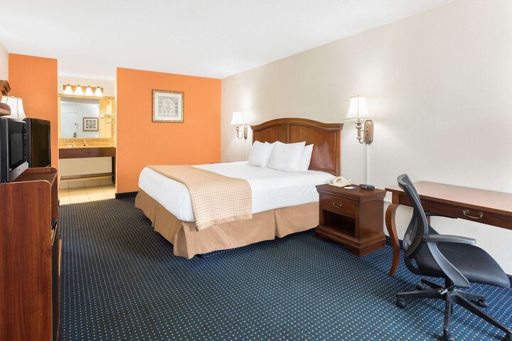 Room 5 of 16
