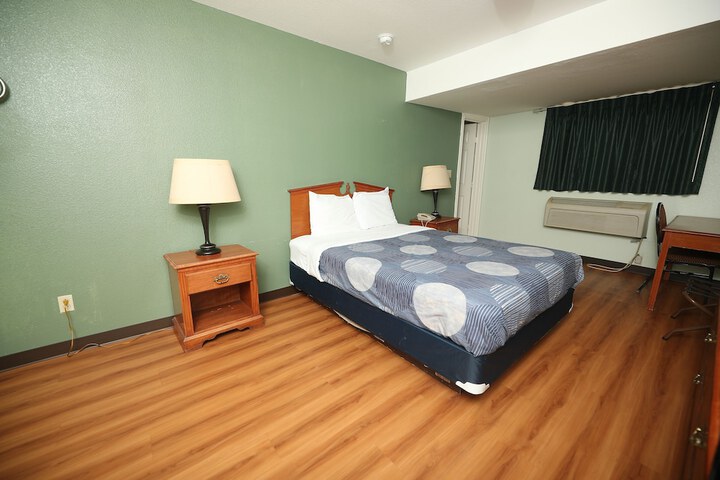 Room 11 of 28