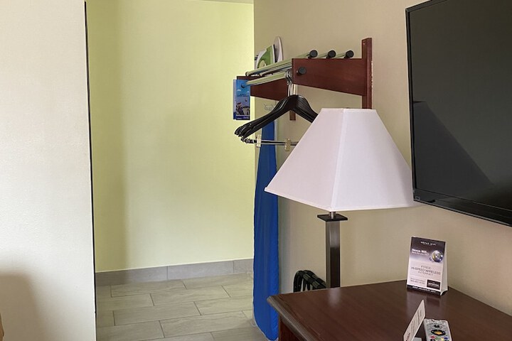 Travelodge by Wyndham La Porte / Michigan City Area