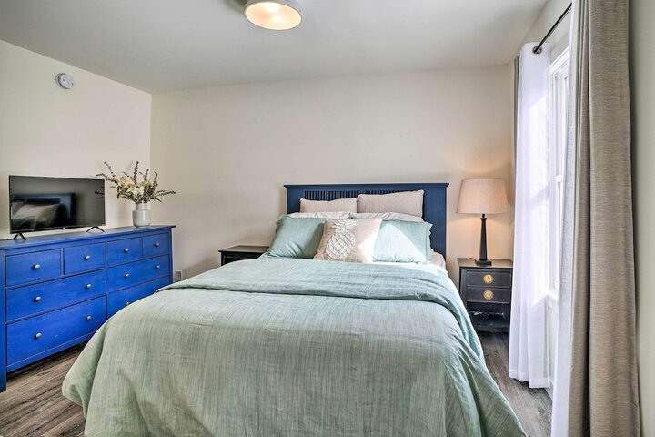 Cozy Plymouth Cottage w / Medicine Lake View!