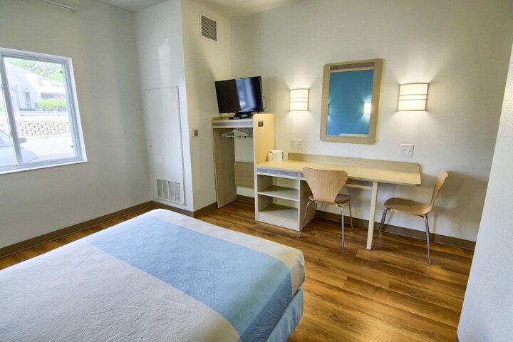 Room 34 of 40