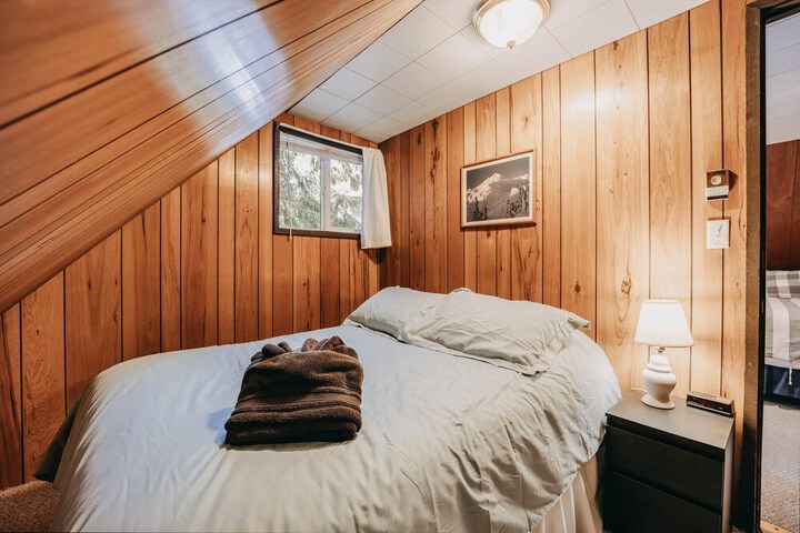Mt Baker Rim Cabin 63 - a Traditional ski Chalet Pet Friendly Free Wi-fi
