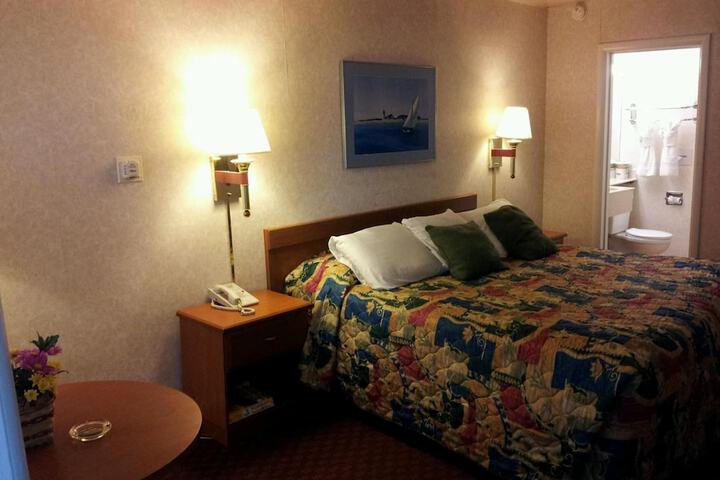 Room 13 of 28