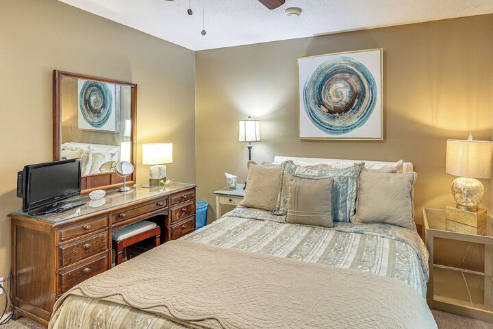 Sunroom & Yard: Charming Hot Springs Home!