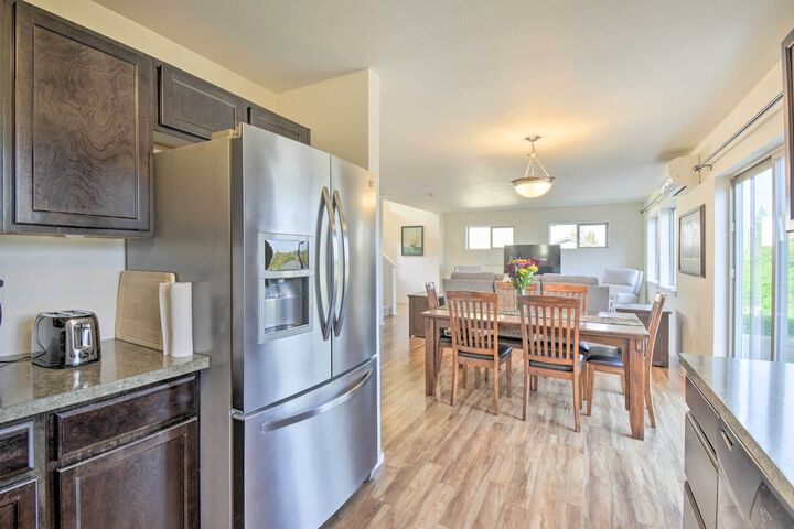 Pet-friendly Poulsbo Abode w / Mountain Views!