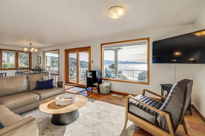 Oceanside Escape w / Stunning Views: Walk to Beach!