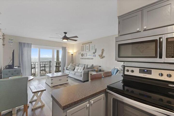 Gorgeous views Oceanfront, Pool,The Driftwood!