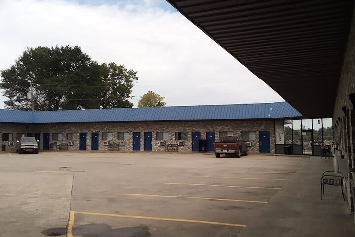 Coachmans Inn & Suites