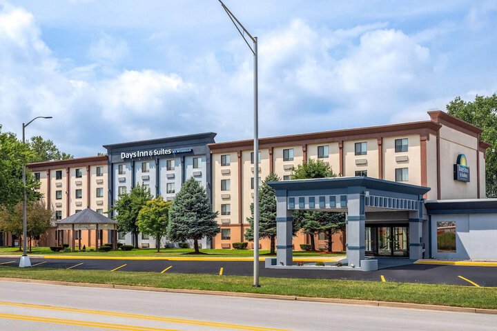 Days Inn and Suites by Wyndham Hammond IN