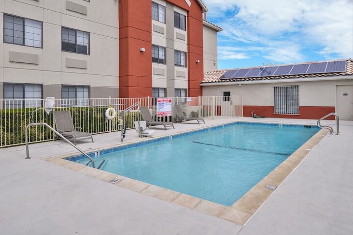 Pool 10 of 44