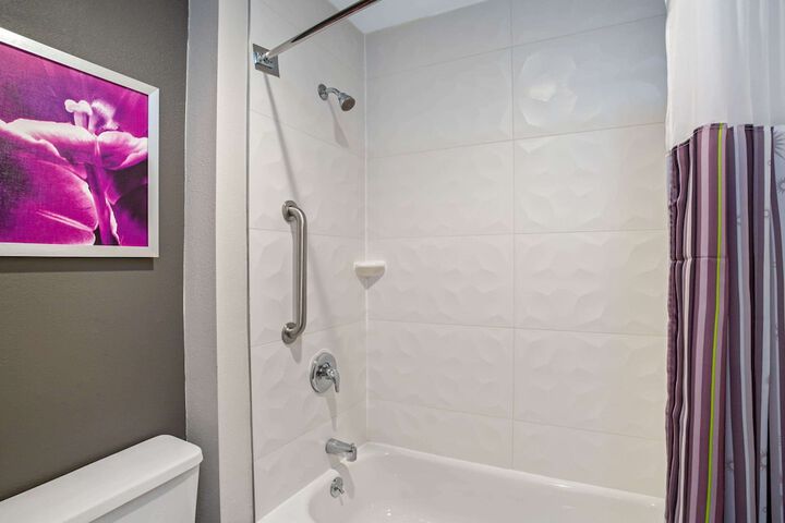 La Quinta Inn & Suites by Wyndham Hartford - Bradley Airport