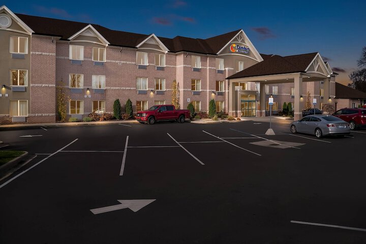 Comfort Inn & Suites Taylor - Detroit