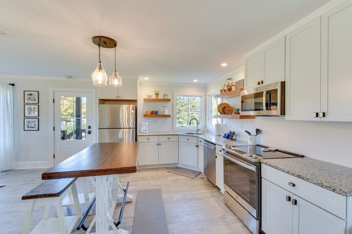 Modern Clarkesville Cottage w / Decks & Patio!