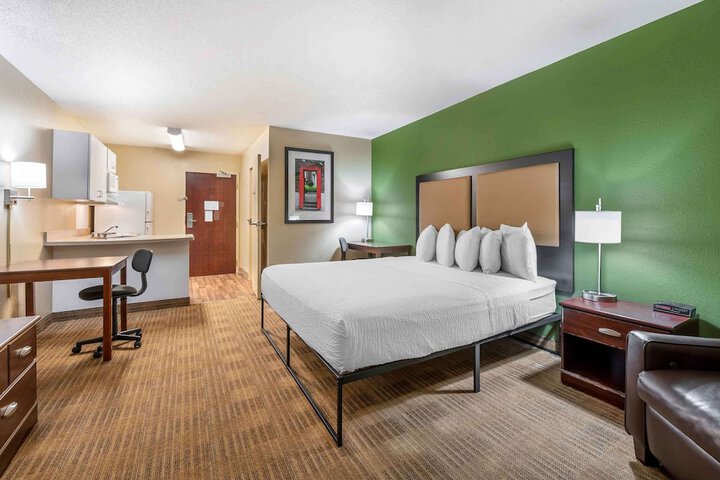 Room 17 of 28