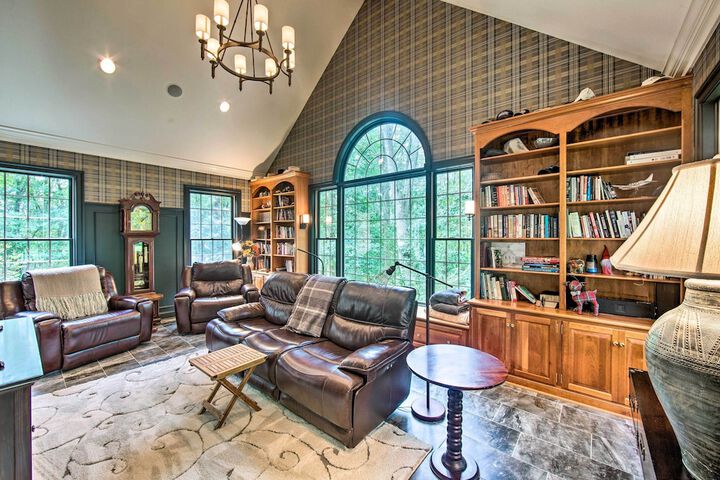 Extravagant Atglen Manor w / Private 60-acre Land!