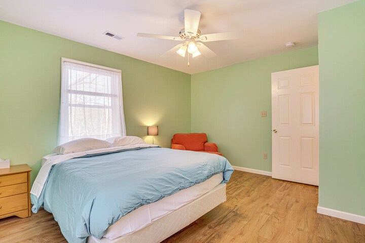 Family Home w / Game Room & Decks in Etlan!