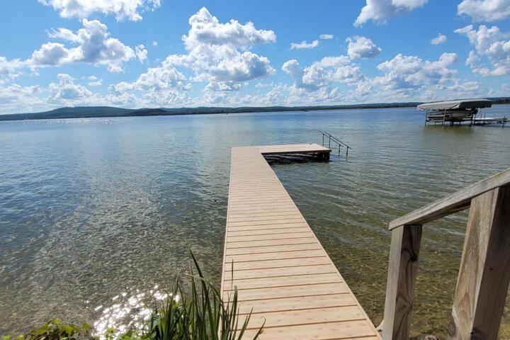 Sandbar Cedar Cottage on Lake Leelanau