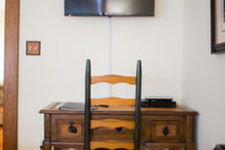 DeBourge Guesthouse