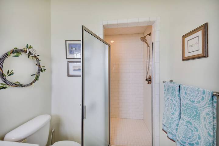 Bayfront White Stone Escape w / Private Beach!