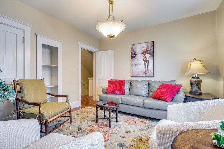 Walk to Garden & Restaurants: Zanesville Apartment