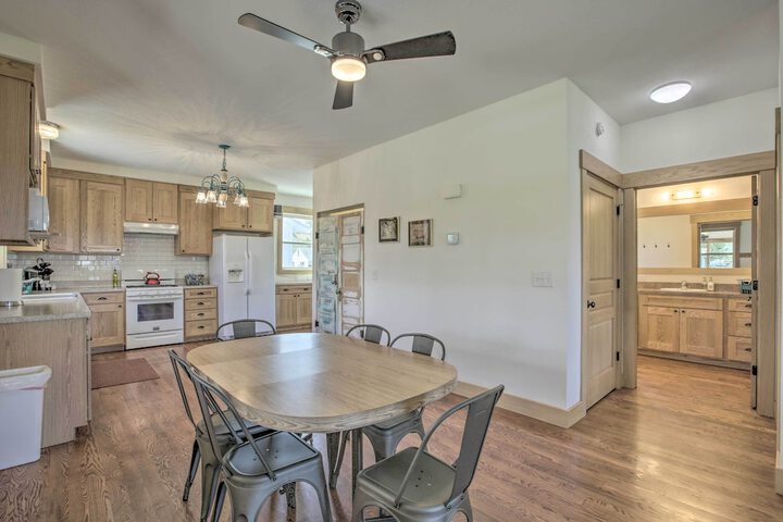 Idyllic Gem: Screened Porch 1 / 2 Mi to River!
