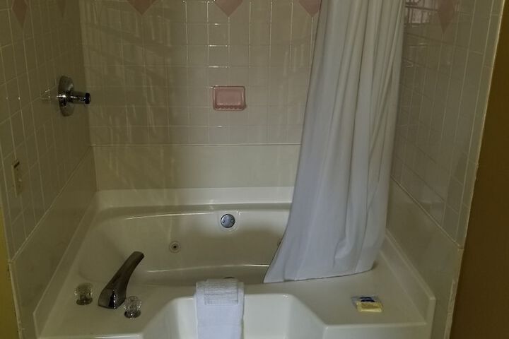 Hot Tub 33 of 34