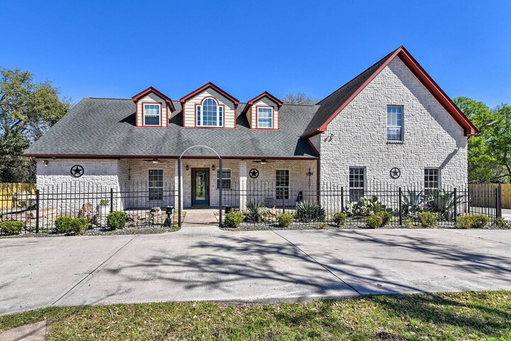 Waterfront Family Home w / Patio in Hitchcock