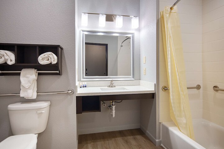 Room 8 of 18