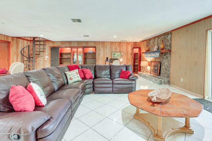 Lake Placid Home w / Screened Porch: Near Lake Clay