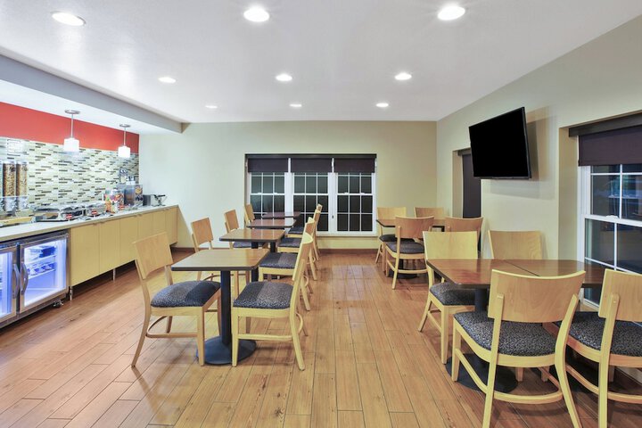 Dining 16 of 19