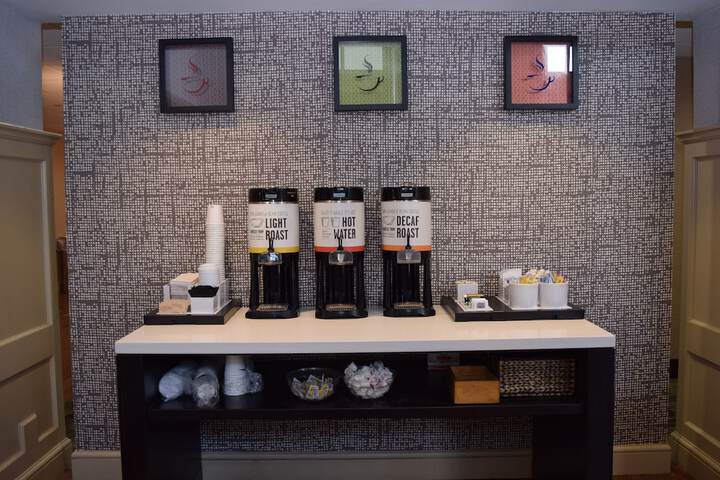 Hampton Inn & Suites Albany Airport