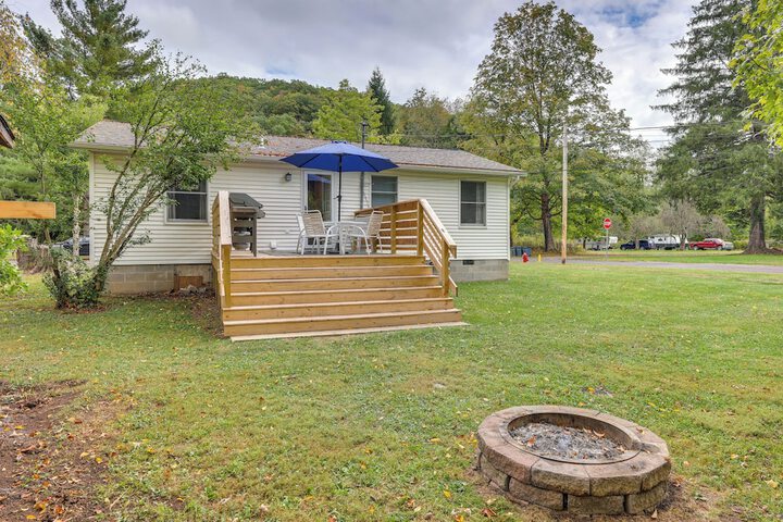 Greenbrier River Retreat w / Deck - Steps to Trail!