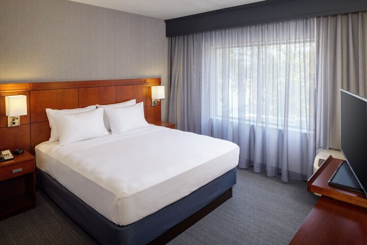 Courtyard by Marriott Charleston Downtown / Civic Center