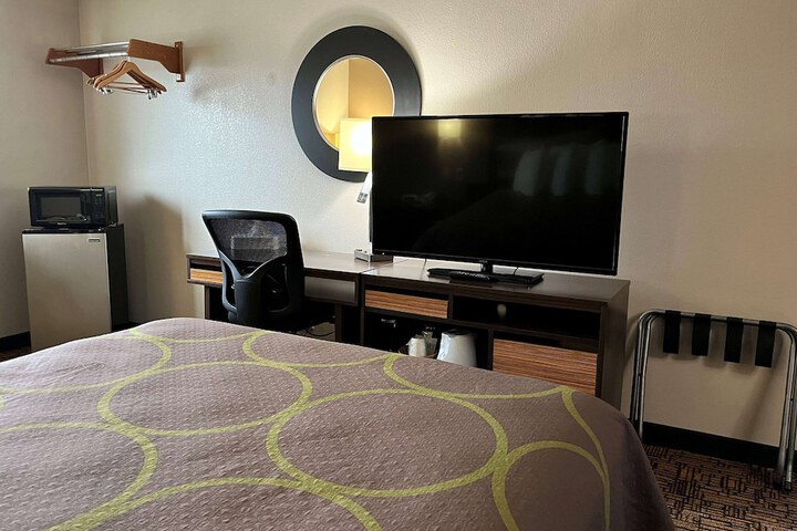 Super 8 by Wyndham Indianapolis / Emerson Ave