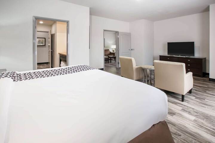 La Quinta Inn & Suites by Wyndham DFW Airport West - Euless