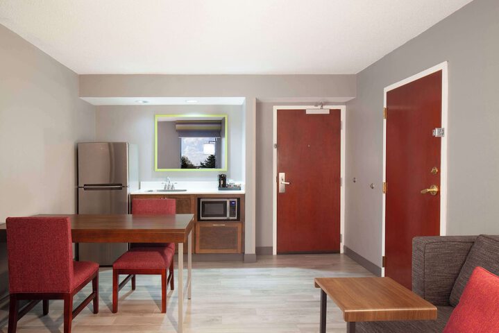 Room 17 of 28