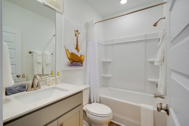 Modern Downtown Apt w / Balcony in Wake Forest!