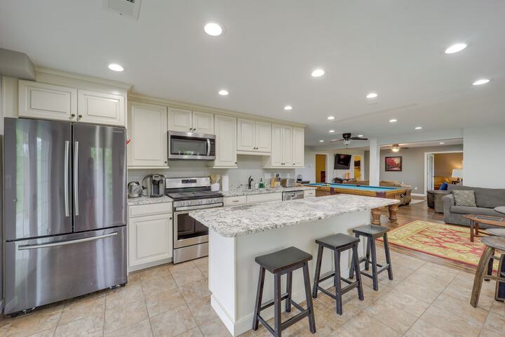 Classy Home w / Hot Tub + Mt. Jefferson Views!