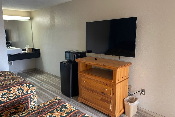 Room 6 of 10