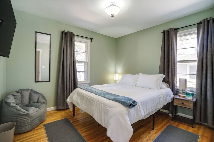 Inviting Minneapolis Vacation Rental w / Game Room!