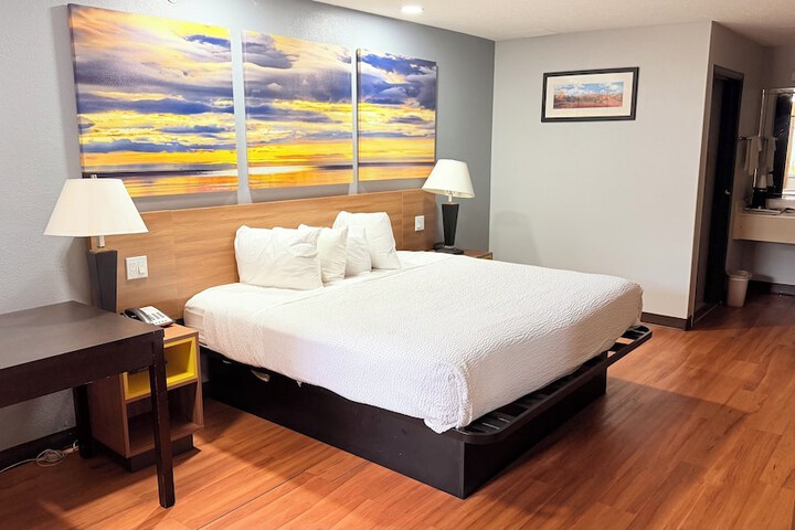 Days Inn & Suites by Wyndham Winnie