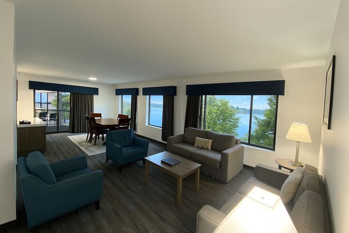 Oyster Bay Inn & Suites